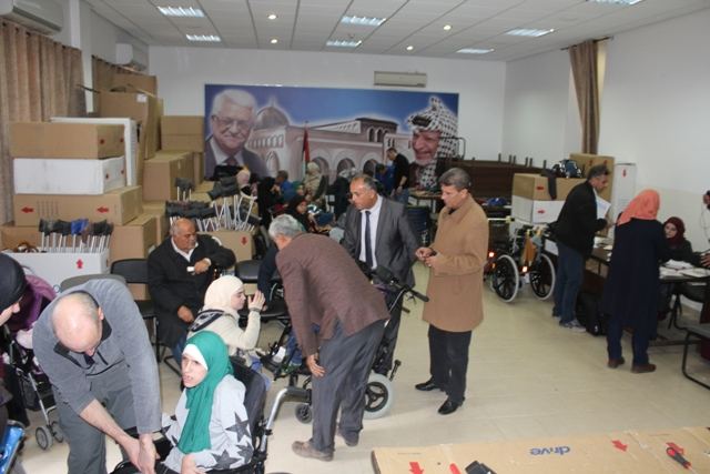  جمعية إغاثة أطفال فلسطين توزع كراسي متحركة لذوي الاحتياجات الخاصة في محافظة جنين